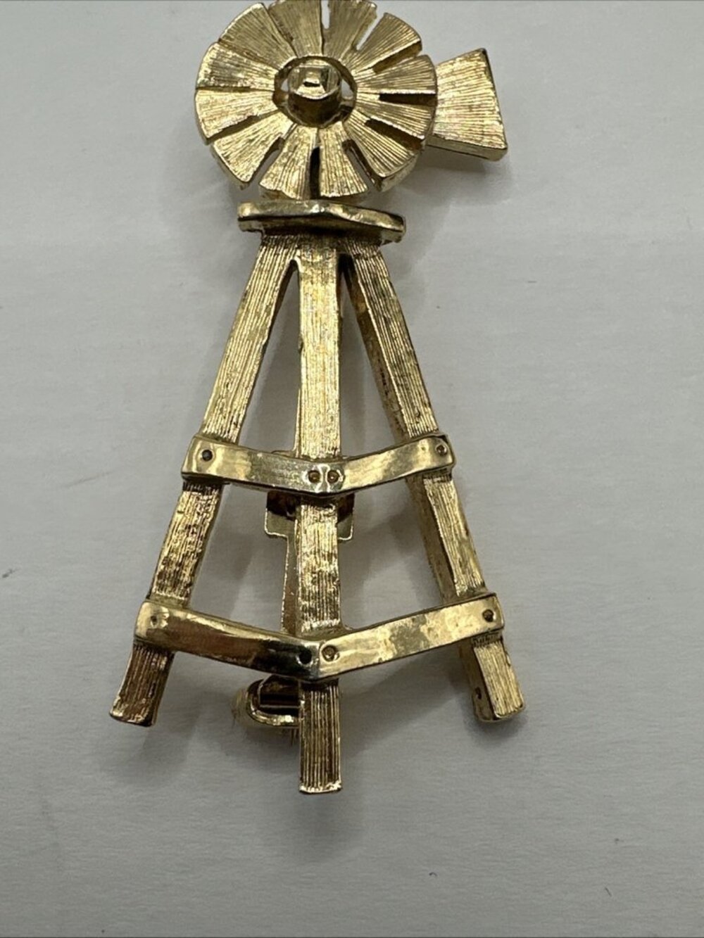VINTAGE TEXTURED Gold Tone WESTERN/FARM/RANCH WINDMILL PIN BROOCH 2”
